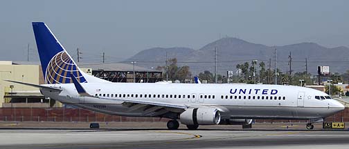 United Boeing 737-824 N33289 at Phoenix Sky Harbor, March 30, 2012